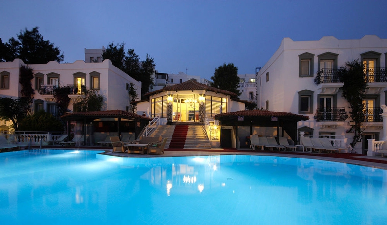 Imagen de la piscina del Maison 48 Apart Hotel. Foto 9