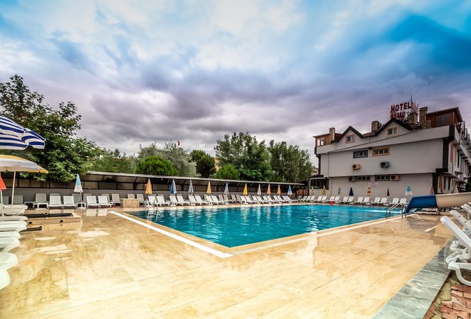 Imagen de la piscina del Marmara Life Hotel. Foto 10