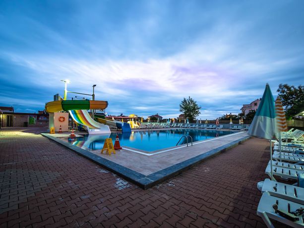 Imagen de la piscina del Marmara Life Hotel. Foto 17