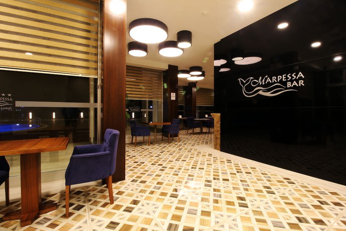 Imagen del bar/restaurante del Marpessa Blue Beach Resort and SPA Hotel. Foto 4