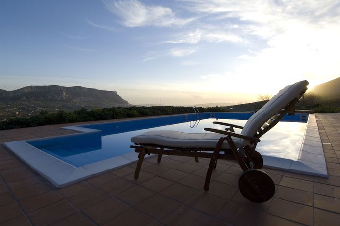 Imagen de la piscina del Masseria La Chiusa. Foto 18