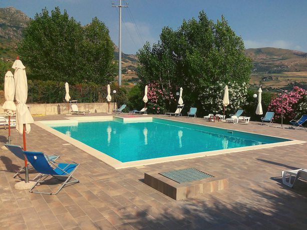 Imagen de la piscina del Masseria La Chiusa. Foto 20
