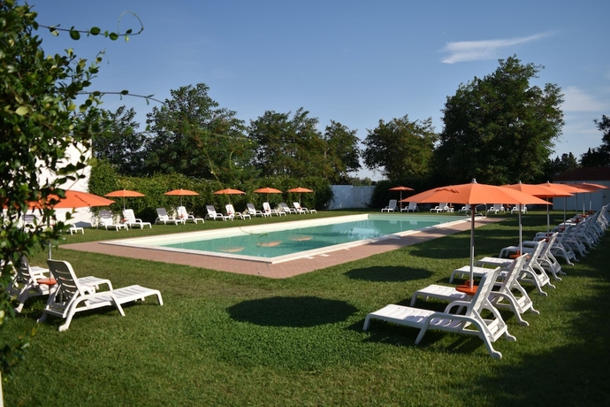Imagen de la piscina del Masseria Macchia and Relais San Pio. Foto 17