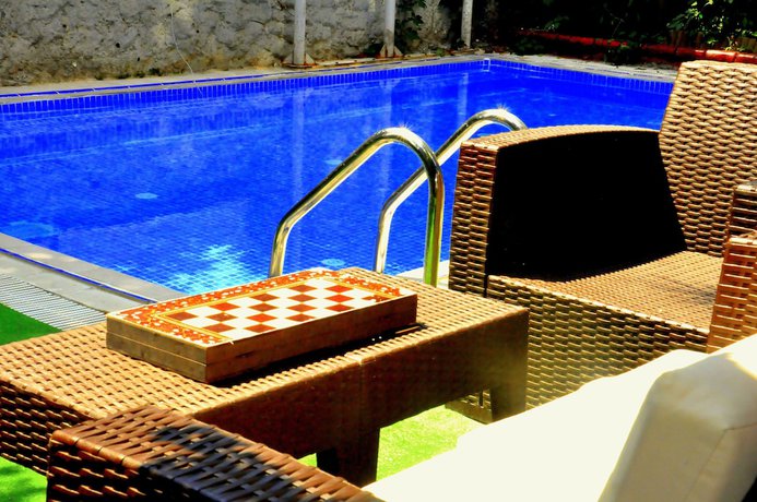 Imagen de la piscina del Mavilla Hotel. Foto 18