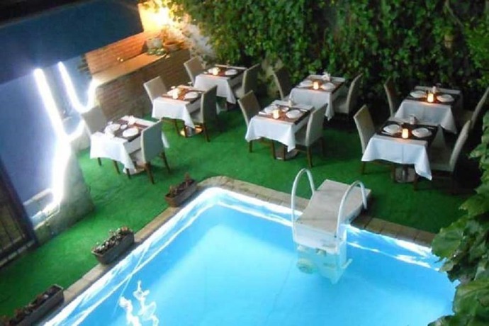 Imagen de la piscina del Mavilla Hotel. Foto 20