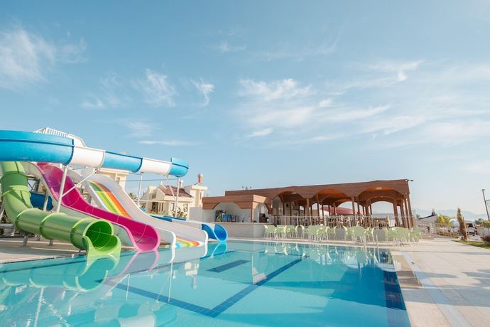 Imagen de la piscina del Maya World Park. Foto 17