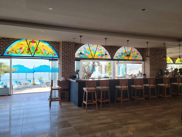 Imagen del bar/restaurante del Mediteran Hotel. Foto 2