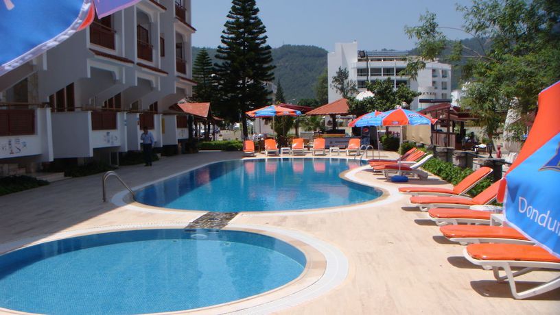 Imagen de la piscina del Melita Apart Hotel. Foto 17