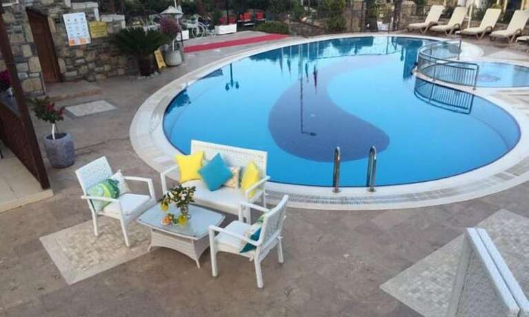 Imagen de la piscina del Mervehan Residence Hotel. Foto 19