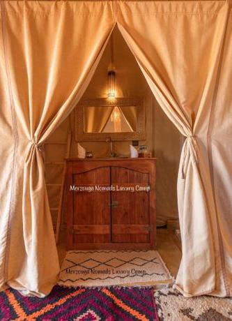 Imagen de la habitación del Merzouga Nomads Luxury Camp. Foto 17