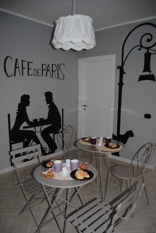 Imagen de los interiores del Metropolis Rooms and Services. Foto 16