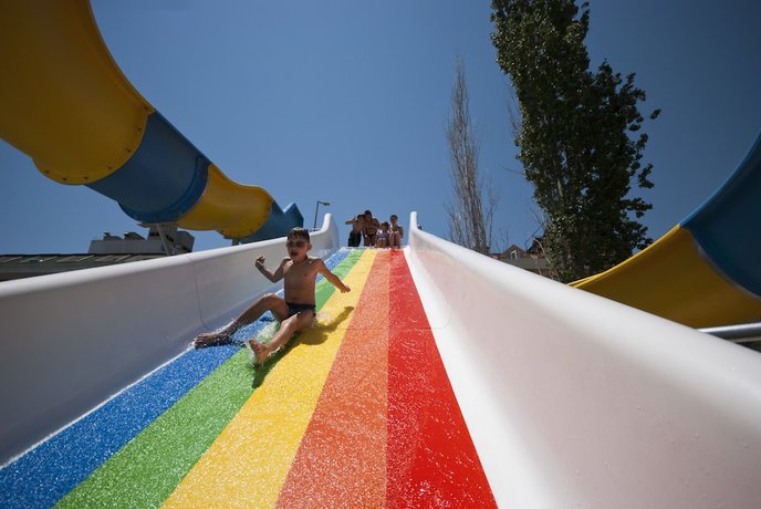 Imagen de la piscina del Mg White Lilyum Hotel. Foto 18