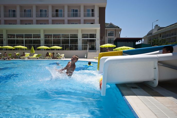 Imagen de la piscina del Mg White Lilyum Hotel. Foto 20