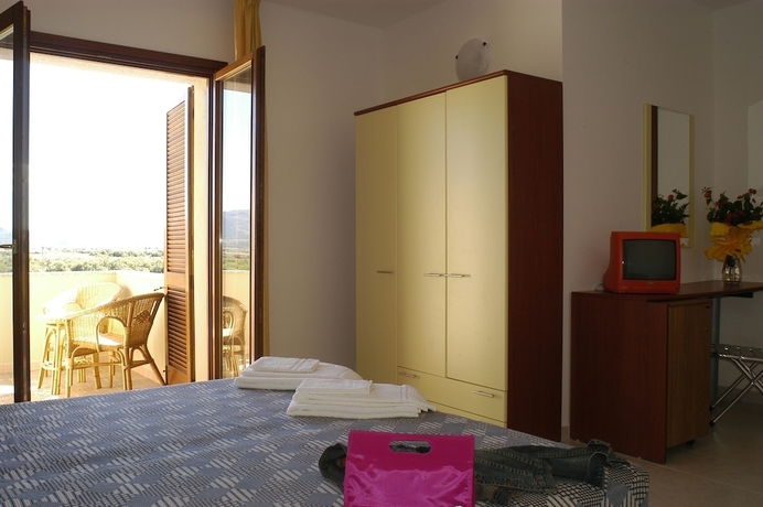 Imagen de la habitación del Mimose Beach Village. Foto 5