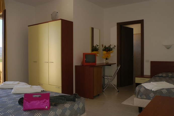 Imagen de la habitación del Mimose Beach Village. Foto 6