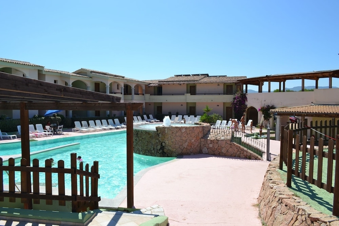 Imagen de la piscina del Mimose Beach Village. Foto 19