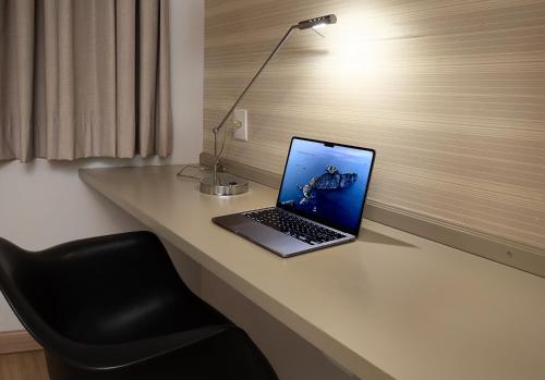 Imagen de la habitación del Momax Hotel. Foto 19