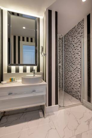 Imagen de la habitación del Motif Hotel. Foto 17