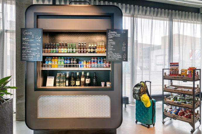 Imagen del bar/restaurante del Moxy Berlin Airport. Foto 2