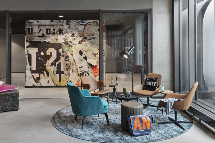 Imagen de los interiores del Moxy Hamburg Altona. Foto 19