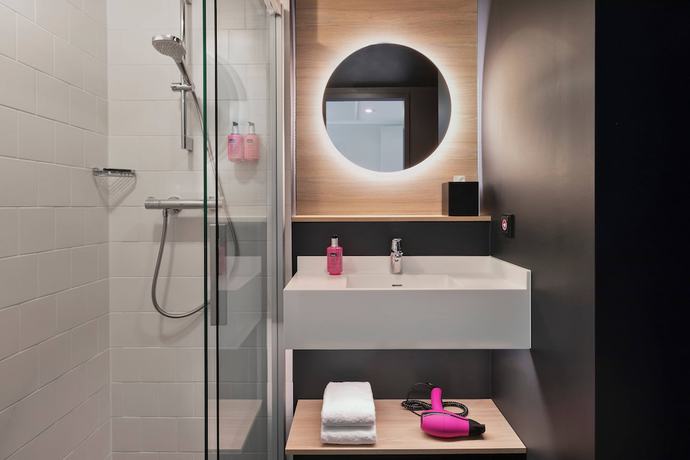 Imagen de la habitación del Moxy Hamburg Altona. Foto 14