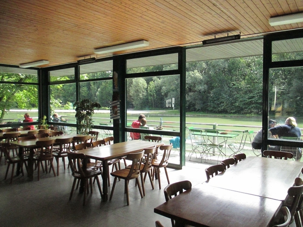 Imagen del bar/restaurante del Munich Camping Glamping and Dorms. Foto 8