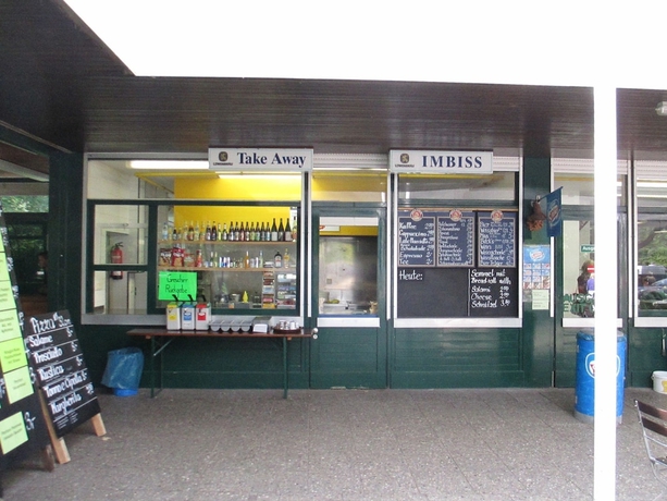 Imagen del bar/restaurante del Munich Camping Glamping and Dorms. Foto 9
