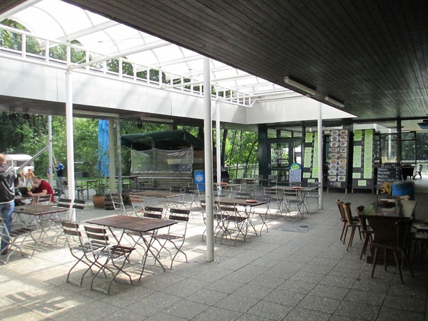Imagen del bar/restaurante del Munich Camping Glamping and Dorms. Foto 10
