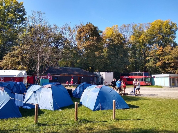 Imagen del bar/restaurante del Munich Camping Glamping and Dorms. Foto 11