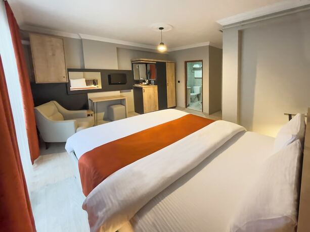 Imagen de la habitación del NEPT&Uuml;N INN. Foto 7