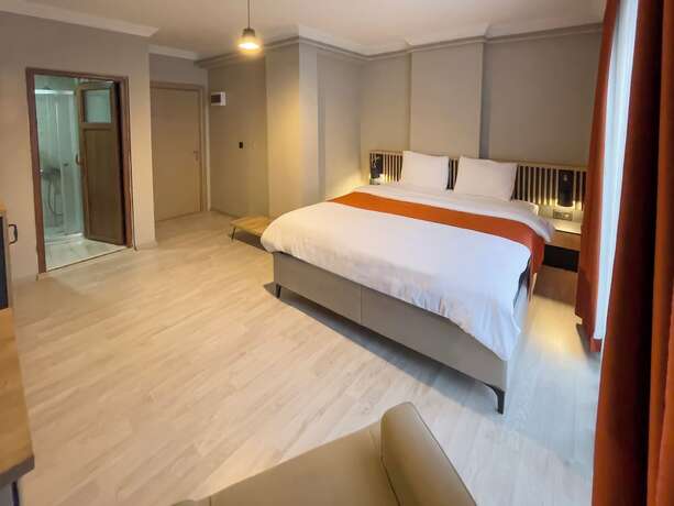 Imagen de la habitación del NEPT&Uuml;N INN. Foto 8