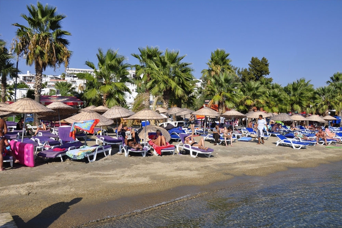 Imagen de los exteriores del Nagi Beach Hotel. Foto 3