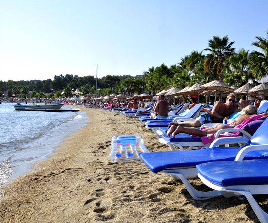 Imagen de los exteriores del Nagi Beach Hotel. Foto 4