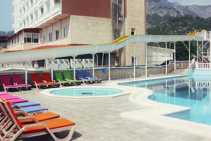 Imagen de la piscina del Nagidos Hotel. Foto 15