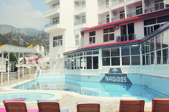 Imagen de la piscina del Nagidos Hotel. Foto 17