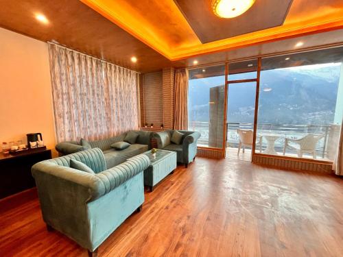 Imagen general del Naina Deventure Resort, Manali - Premium Rooms with Centrally Heated & Scenic View. Foto 3