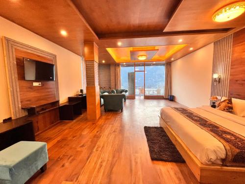 Imagen general del Naina Deventure Resort, Manali - Premium Rooms with Centrally Heated & Scenic View. Foto 7