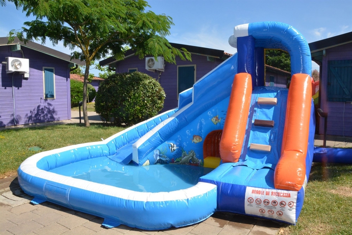 Imagen de los exteriores del Natural Village Resort. Foto 5