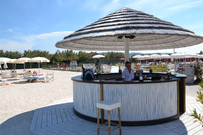 Imagen de la piscina del Natural Village Resort. Foto 12