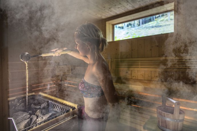 Imagen de la piscina del Naturhotel Saalerwirt. Foto 19