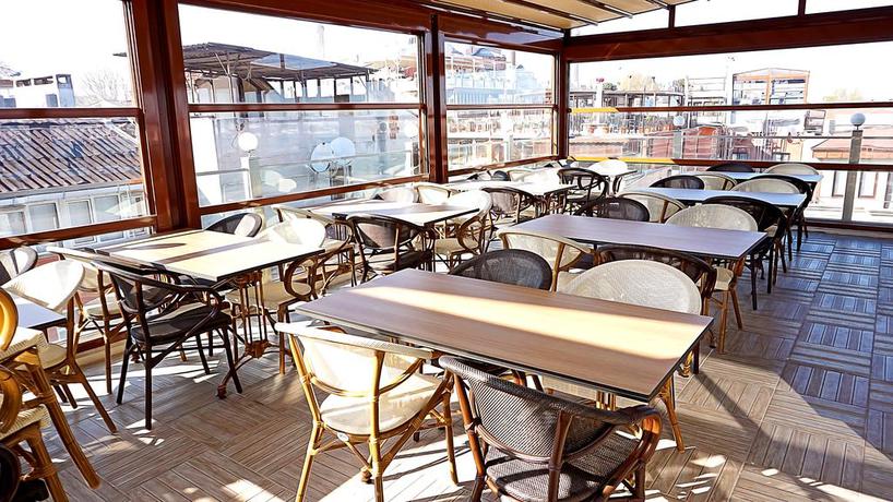 Imagen del bar/restaurante del Nayla Palace Hotel. Foto 2