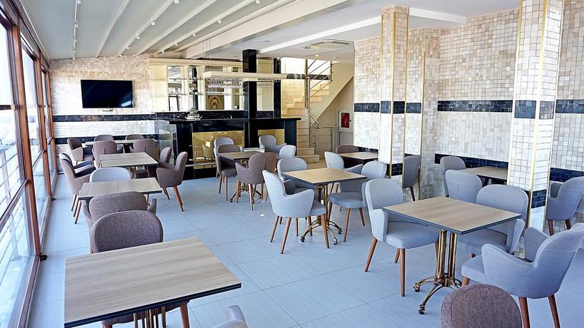 Imagen del bar/restaurante del Nayla Palace Hotel. Foto 3