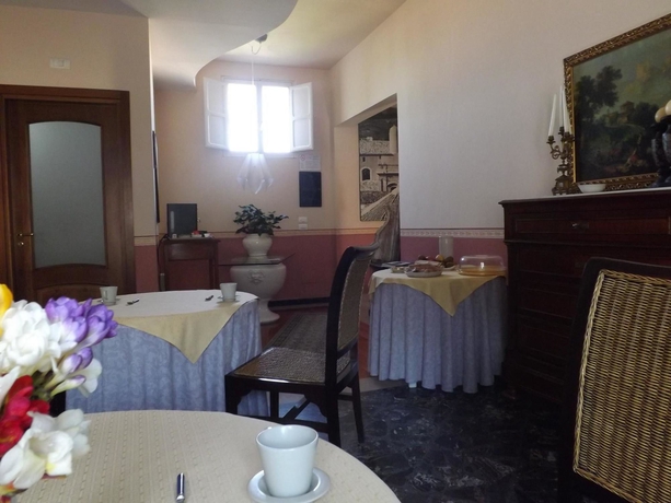 Imagen del bar/restaurante del Neathon Rooms. Foto 4