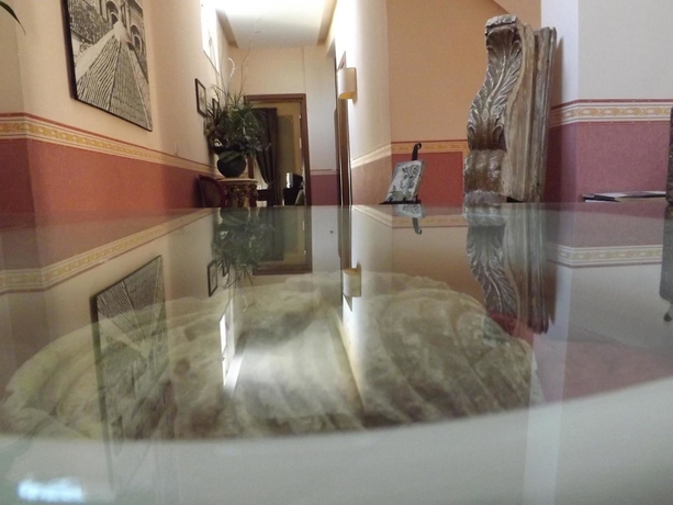 Imagen de los interiores del Neathon Rooms. Foto 10