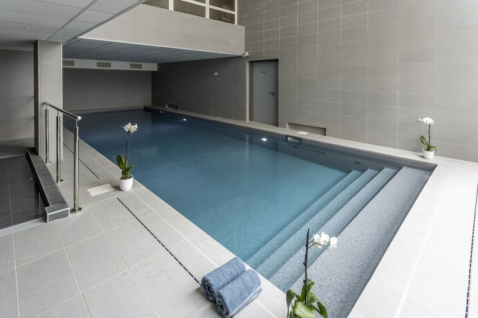 Imagen de la piscina del Nemea Appart'hôtel Vélizy Europe. Foto 29