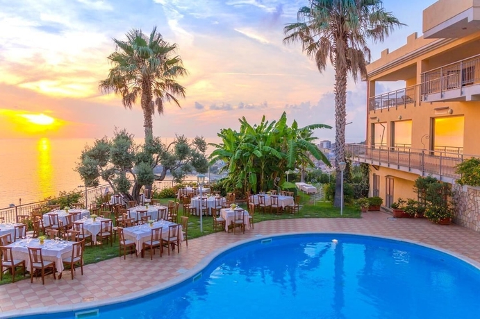 Imagen de la piscina del Nettuno Hotel Palace. Foto 16