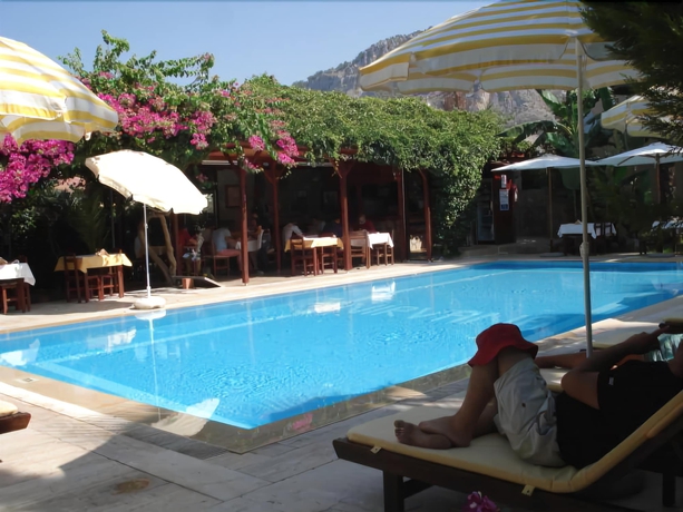 Imagen de la piscina del Nirvana Apart Hotel. Foto 17