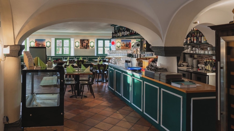 Imagen de los interiores del Noon Mirch Hotel Restaurant. Foto 16