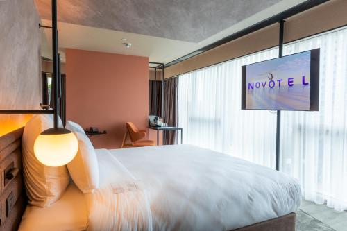 Imagen de la habitación del Novotel Istanbul Bomonti. Foto 17