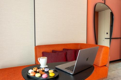 Imagen de la habitación del Novotel Istanbul Bomonti. Foto 18